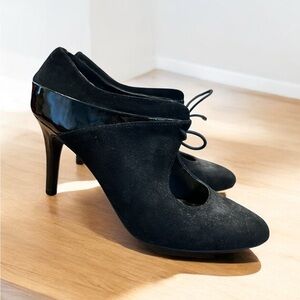 Size 8.5, high heel Mary Jane’s. Black patent leather/suede.very fun!